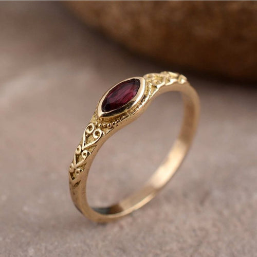 Timeless Elegance: Vintage Gold Ring with Ruby Crystal