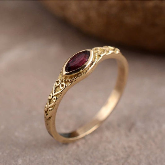 Timeless Elegance: Vintage Gold Ring with Ruby Crystal