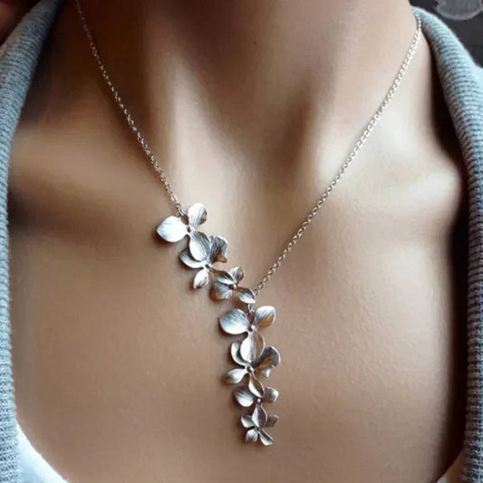 Retro Silver Floral Necklace